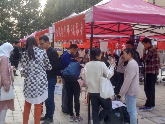 山东大学“百团大战”70多个社团“百花齐放为争春”